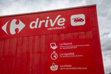 Bordeaux, Aquitaine France - 01 10 2022: Carrefour sürücü metin levhası ve Fransız pazar zincirinin Fransız perakendecisi.