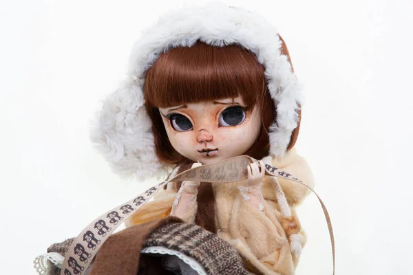 Realistische Roodharige Pop Met Capuchon Portret Winterkleding — Stockfoto