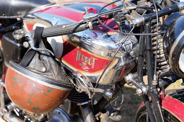 法国阿基坦波尔多 2022年10月6日 法国陶土摩托车品牌标志 并在老式摩托车汽油铬罐燃料上签名 — 图库照片