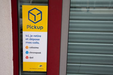 Bordeaux, Aquitaine France - 10 10 10 2022: la poste pick-up colissimo chronopost dpd mağazasının teslimat yeri paketi almak için