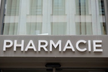 Farmacie ışıklandırma logosu Fransızca 'nın anlamı eczane girişindeki duvar inşaatı anlamına geliyor.
