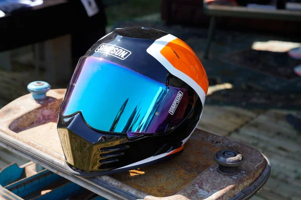 法国阿基坦 波尔多 2022年10月6日 辛普森现代头盔摩托车 带有商标和文字标识 在摩托车经销商销售 — 图库照片