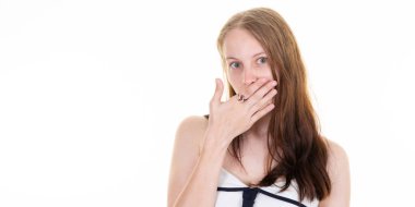 Kostüm giymiş güzel bir kadın. Fotokopi çekilen beyaz arka planda ağzı açık kalmış.