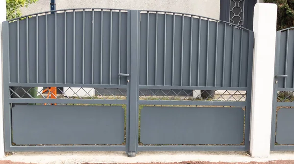 Porta Porta Ferro Cinzento Portão Casa Alumínio Portal Casa Subúrbio — Fotografia de Stock