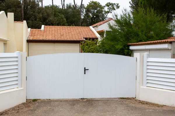 High Steel White Gate Aluminum Portal Blades Suburbs House — ストック写真