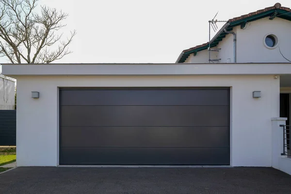 Seccional Garagem Moderna Design Porta Dupla Fachada Casa Cinza — Fotografia de Stock