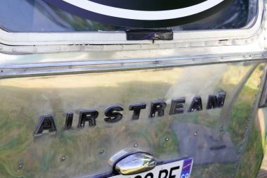 Bordeaux, Aquitaine France - 06 10 2022: Airstream Travel Travel logosu ve metin imzası Iconic aluminum