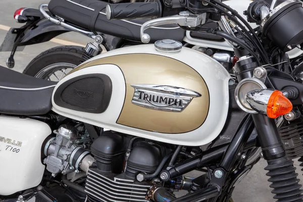 Burdeos Aquitania Francia 2022 Triumph Bonneville T100 Bonnie Golden White —  Fotos de Stock