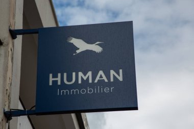 Bordeaux, Aquitaine France - 10 10 10 2022: Insan immobilier işareti marka ve kuş metni logosu ön cephesi Fransız emlak duvarı komisyoncusu ofis ajansı