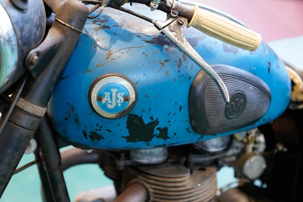 法国阿基坦 波尔多 2022 Ajs摩托车有限公司的标志文字 并在旧式摩托车复古水箱上签名 — 图库照片