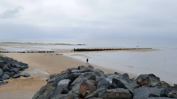 Kadın Turist Kış Günü Vendee Fransa Jard Sur Mer Kumsalında — Stok fotoğraf