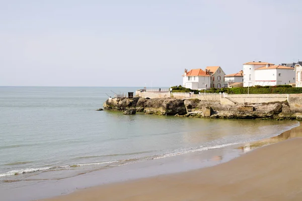 해변의 성인인 레쉬머 Palais Sur Mer 대서양의 프랑스 — 스톡 사진