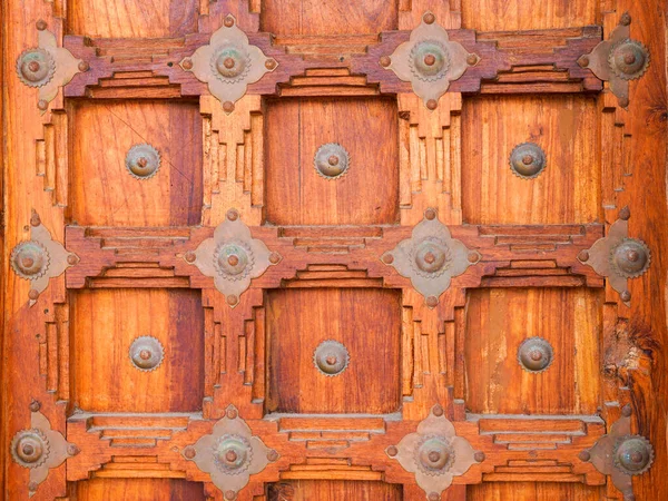 Fondo Madera Antigua Puerta Madera Tallada Trabajo Con Adornos Metálicos —  Fotos de Stock