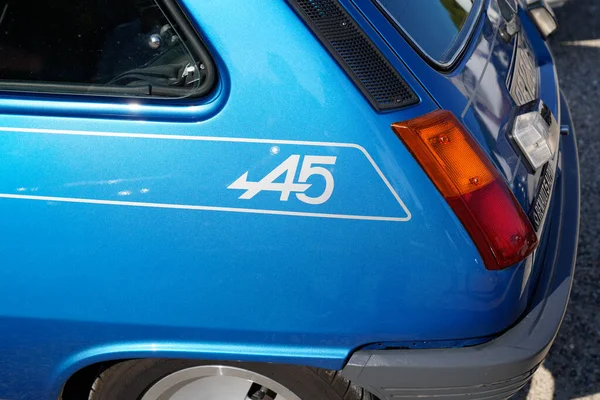 法国阿基坦波尔多 2022 雷诺5高山复古跑车老旧计时器R5 A5标志品牌和文字标志赛车 — 图库照片