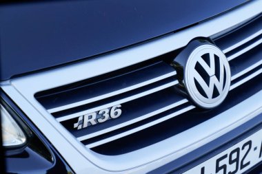 Bordeaux, Aquitaine France - 10 18 2022: vw r36 Volkswagen passat golf logosu ve metin işareti