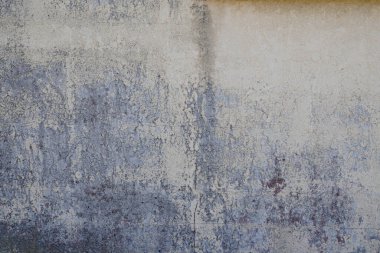 Beyaz gri mavi çatlamış çimento arka plan cephesi tarafından takılmış beton eski alçı duvar