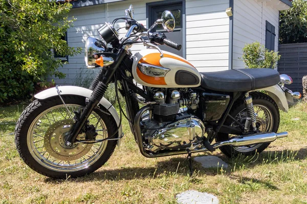 Burdeos Aquitania Francia 2022 Triunfo T100 Blanco Naranja Bonneville Retro —  Fotos de Stock