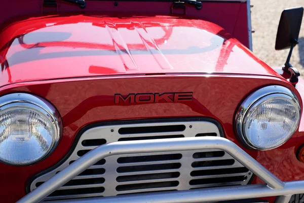 Бордо Франция 2022 Бренд Mini Moke Текстовый Знак Car Beach — стоковое фото