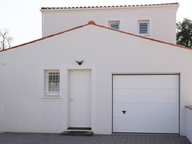 Yeni modern garajın ön cephesi beyaz ev kapısı