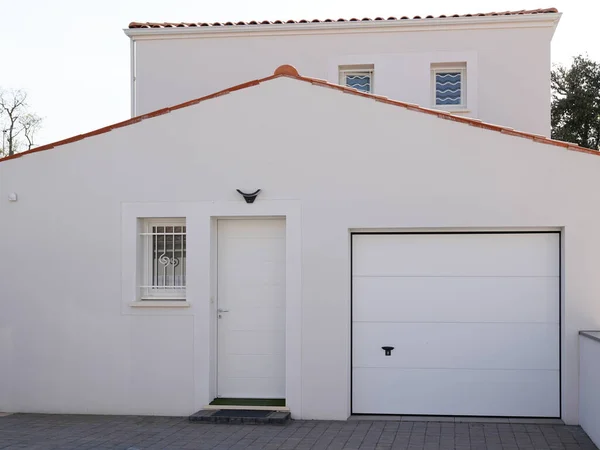ファサード新しい近代的なガレージ住宅の白い家のドア — ストック写真