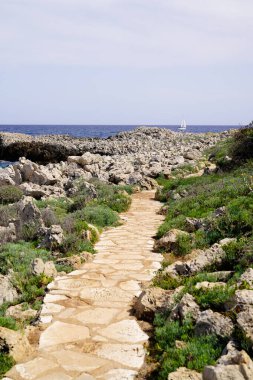 Güney Antibes Juan-les-Pins Fransa 'daki su kumsalına ulaşmak için taş döşeme yolları.