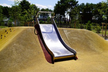 Modern çocuk parkında çelik kum tepecikli boş çocuk parkı aktiviteleri