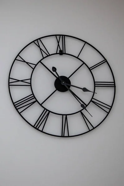 Oldtimer Old Big Black Clock Wandinnenraum Mit Römischen Ziffern — Stockfoto