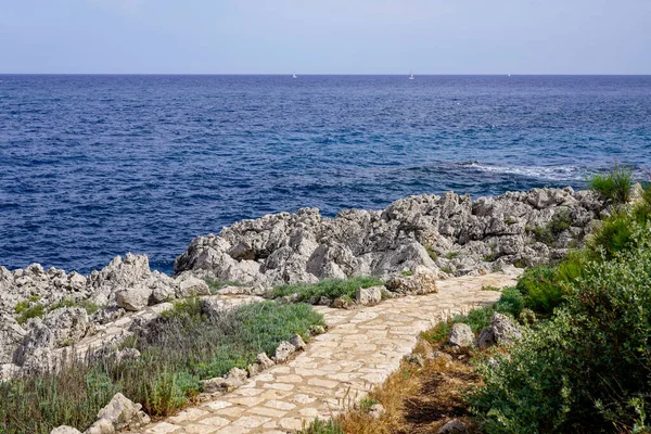 프랑스 Juan Les Pins Antibes 지하에서 바위에 바다에 — 스톡 사진