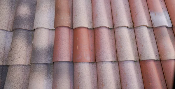 背景タイル張りの屋根古典的な屋根材の質感パターン現代のタイルの実際の家 — ストック写真