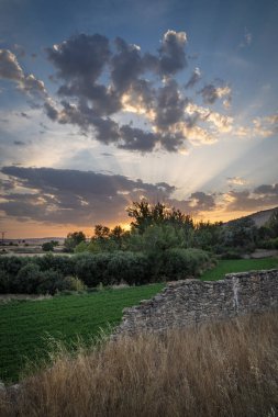 Terk edilmiş bir bölgede gün batımında güneş ışığı