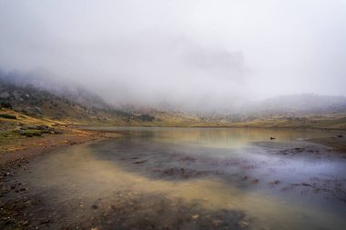 Etrafı buğulu gölle çevrili.