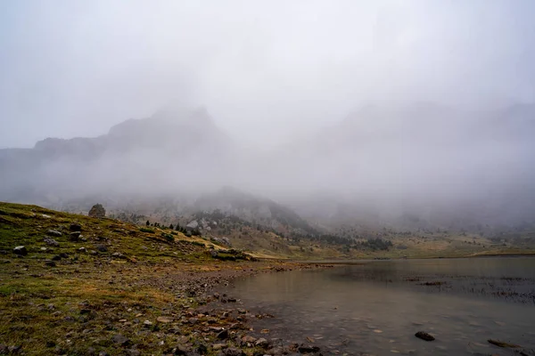 Montagne Con Molta Nebbia Una Riva Del Lago Una Giornata — Foto Stock