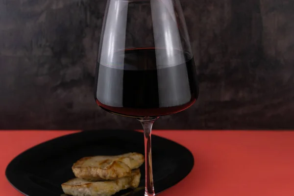 Червоне Вино Склянці Свинина Тарілці Крупним Планом Червоному Тлі — стокове фото