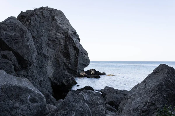 Enorme Rotsen Blauwe Zee Landschap Rechtenvrije Stockafbeeldingen