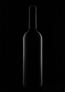 Karanlık bir arka planda siyah cam şişe..