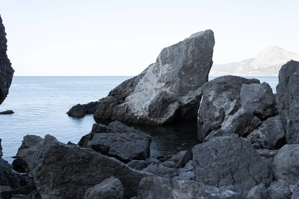 Berrak Mavi Deniz Manzarasında Vahşi Bir Dağ Plajı — Stok fotoğraf