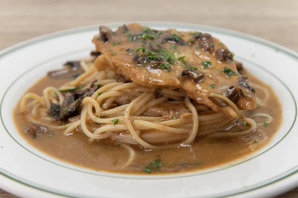Hühnerbrust Erstickt Cremiger Marsalasauce Serviert Über Pasta Spaghetti Für Eine — Stockfoto
