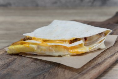 Sabah kahvaltısı için erimiş peynirle doldurulmuş torilla..