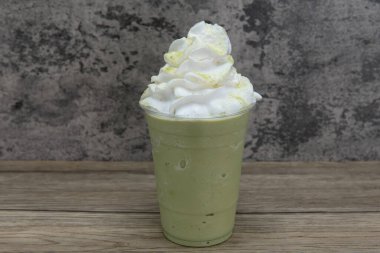 Matcha frappaccino güne tatlı bir başlangıç için çırpılmış kremayla dolu..