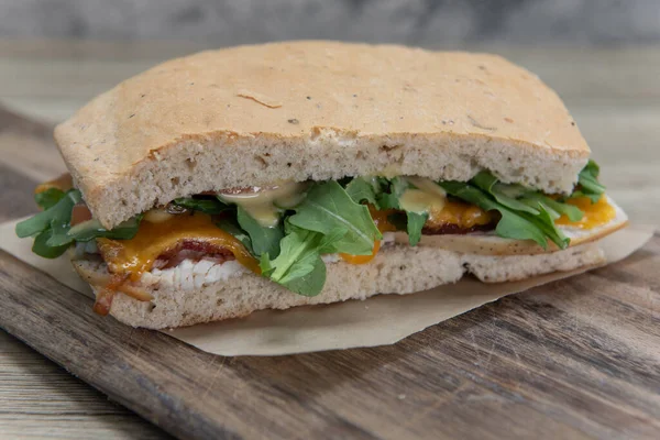 Σάντουιτς Γαλοπούλα Σπιτικό Ψωμί Ψημένο Μπέικον Σερβιρισμένο Ξύλινη Πιατέλα Για — Φωτογραφία Αρχείου