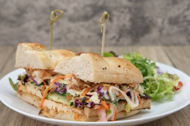 Mükemmel sunumlu roka salatasıyla servis edilen banh mi sandviçi çok cezbedici..