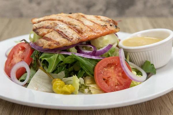 Gemischter Gemüsesalat Mit Zwiebeln Und Tomaten Hoch Aufgetürmt Mit Einer — Stockfoto