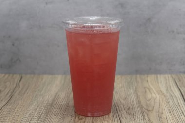 Soğuk pembe limonata çayına susamışlığını gidermek için lezzetli bir içecek..