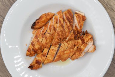 Ekstra protein için bir kasede sunulan ızgara ve dilimlenmiş Tikka tavuğunun genel manzarası..