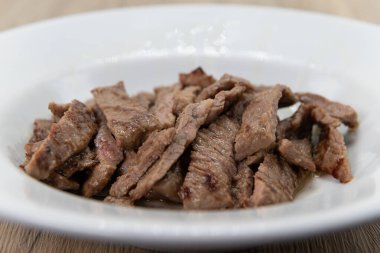 Ekstra protein için ızgara ve dilimlenmiş Tikka bifteği..