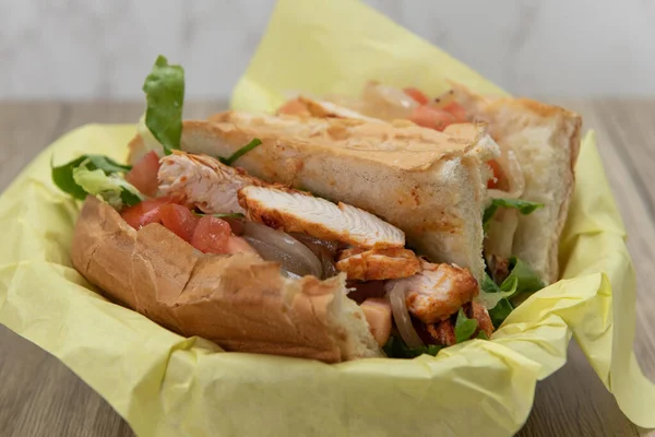 Caricato Tikka Pollo Sub Sandwich Scoppiare Con Ripieni Panino Appena — Foto Stock