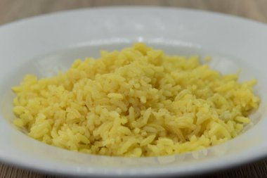 Bir kâsede büyük bir kepçe pirinç bir yemeğin yan siparişi olarak servis edilir..