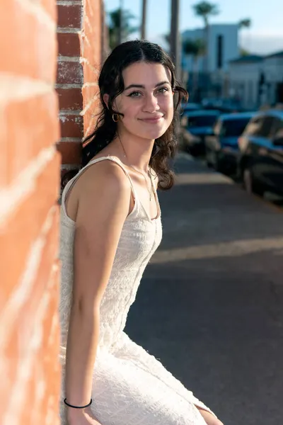 Confiada Chica Último Año Escuela Secundaria Sienta Rústico Ladrillo Edificio —  Fotos de Stock