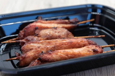 Çin yemeğinden önce aperatif olarak teriyaki tavuk şişleri..