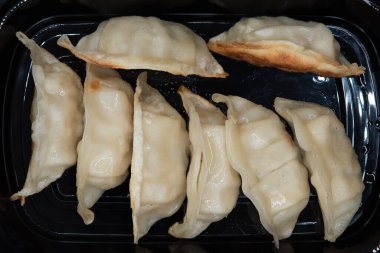 Haşlanmış ve kızartılmış hamur köftelerinin genel görünümü mükemmel bir Çin yemeği aperatifi olur..